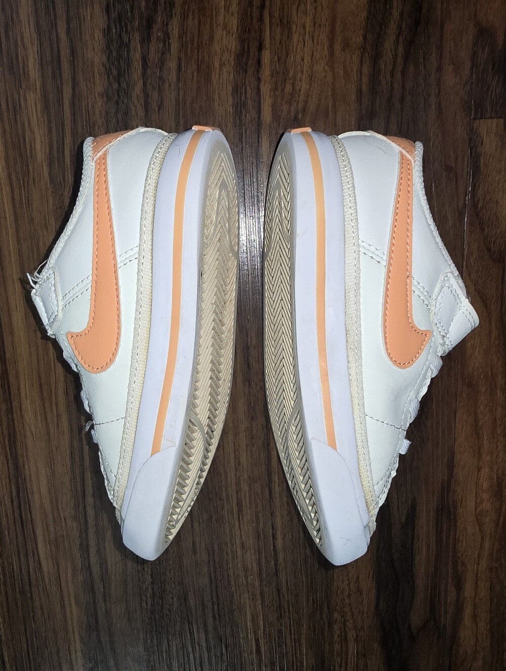 Nike Kids White Sneakers with Peach Swoosh 8.5 - Picture 4 of 5